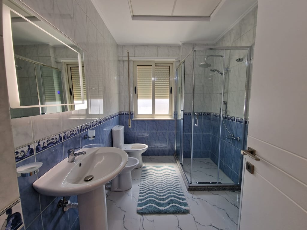 Nella zona di Don Bosco, Complesso Vision Plus, si affitta un appartamento 2+1+2 arredato. 800 Euro.