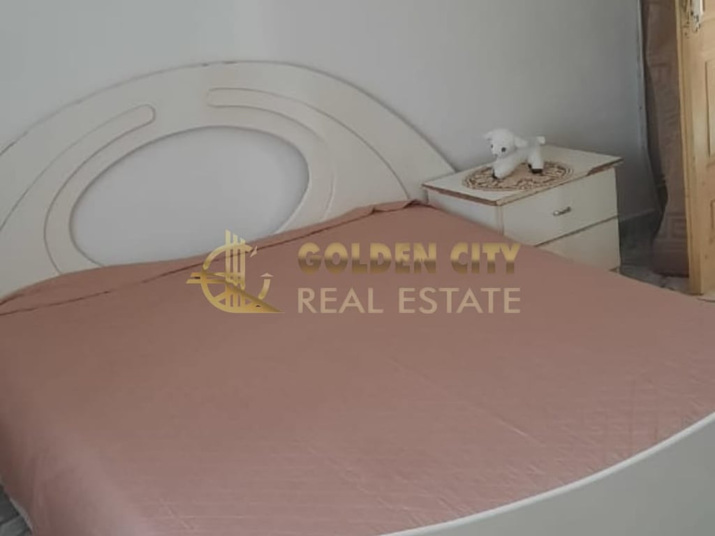 In Vendita: Casa su 2 Piani con Sottotetto e Garage