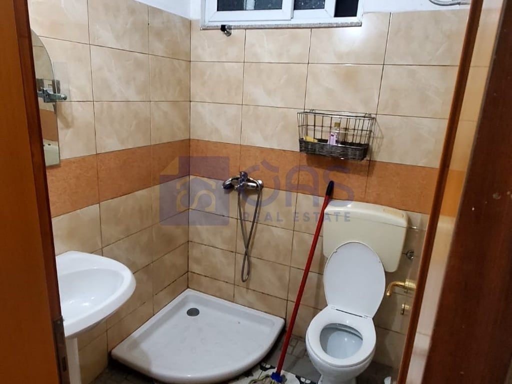 A 1+1 apartment is for rent on Bulevardi Ri.