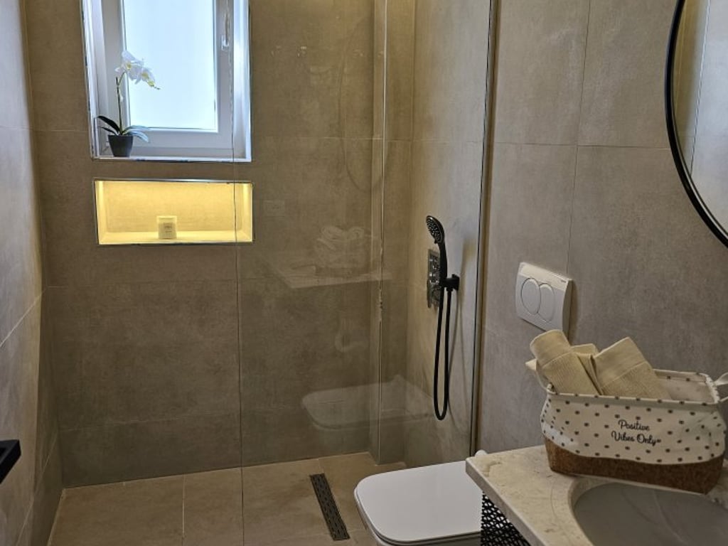 Affittasi Appartamento 1+1 in Via Kavajes (21 Dicembre) dietro la Poliklinica Zoja del Consiglio Buono. Prezzo: 600.000 lekë.