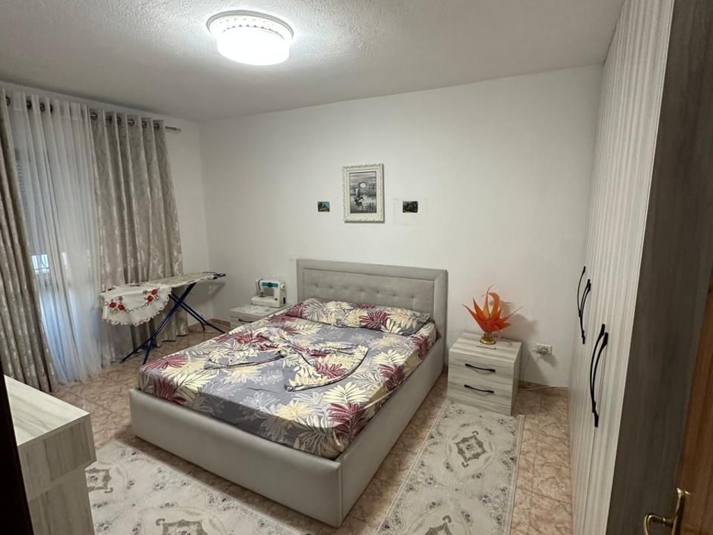 Apartament 2+1+2 për qira tek Pallati me Shigjeta