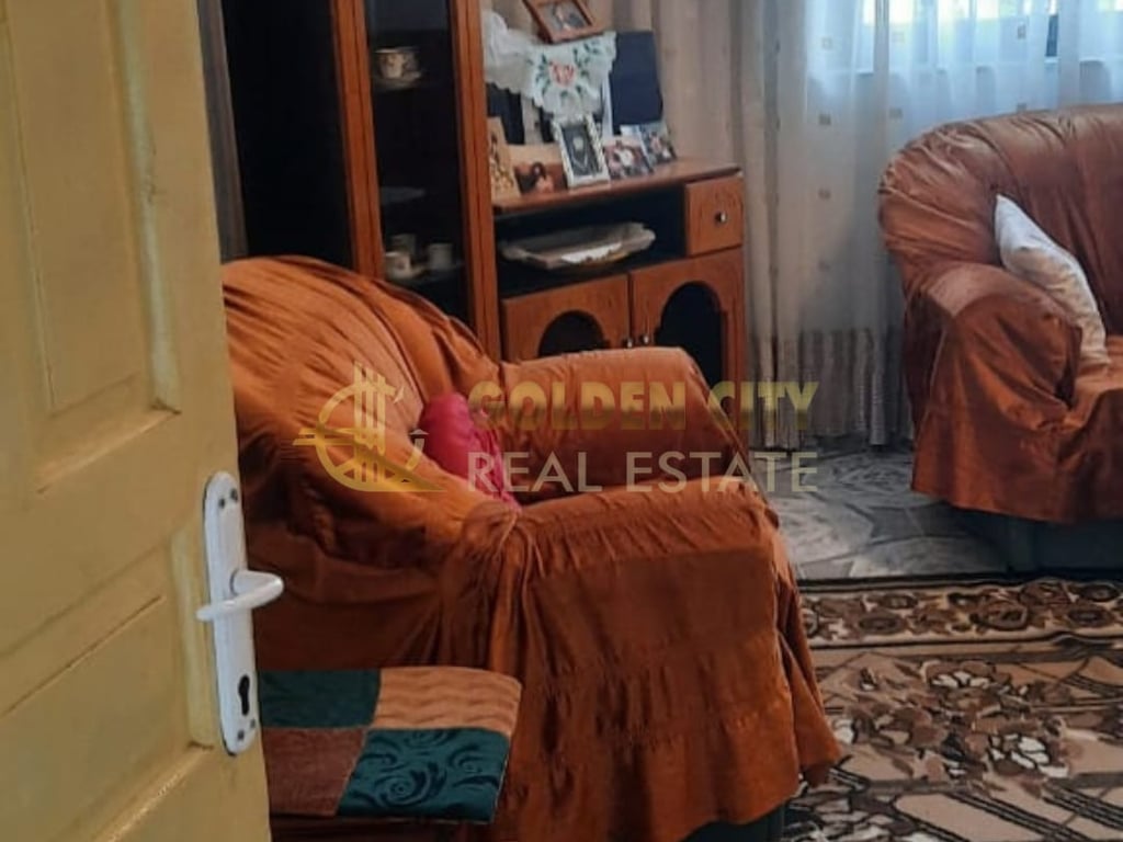 In Vendita: Casa su 2 Piani con Sottotetto e Garage