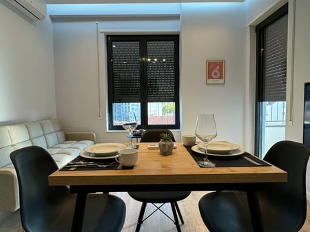 1+1 Apartment for Rent, Karl Gega Street Center 650 thousand leks