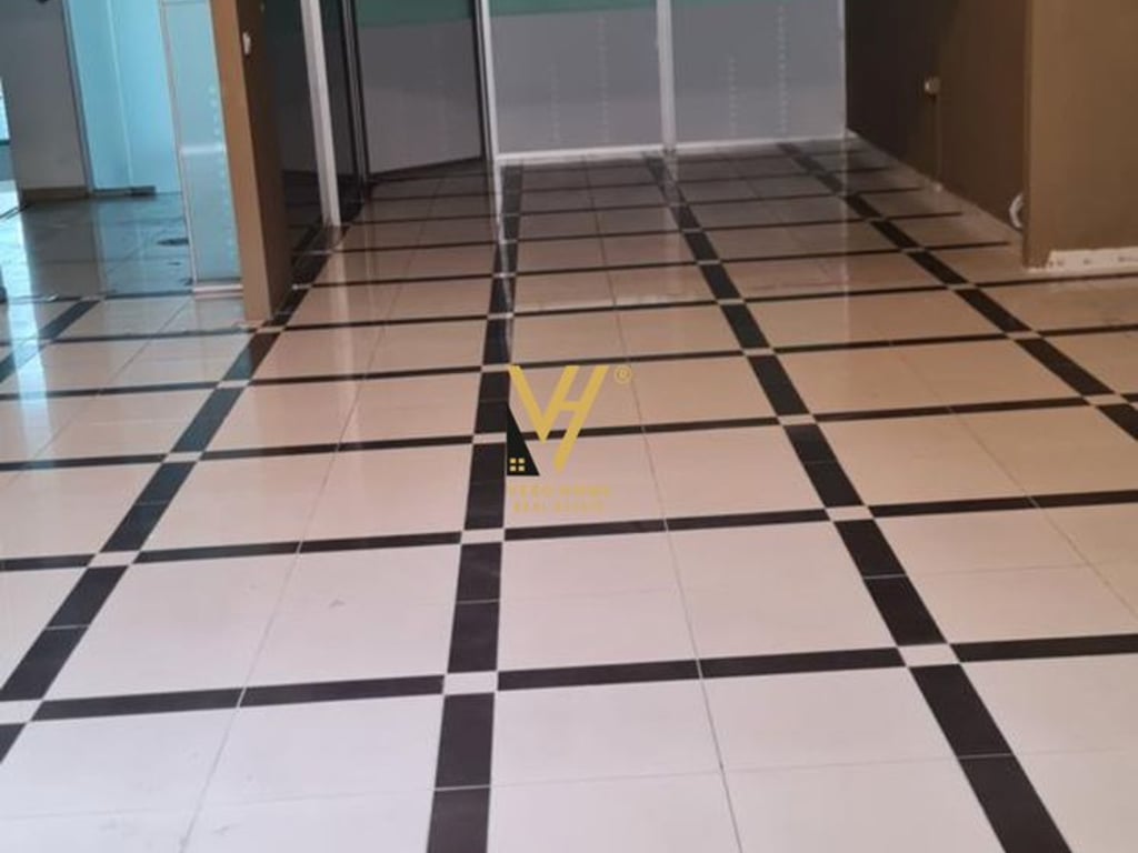 BUSINESS SPACE FOR RENT ~SECOND FLOOR ~WITH A TOILET ~AREA 90M2 ~ACCESS FROM THE STAIRS ~INTERNALLY RENOVATED ~SUITABLE FOR OFFICE, DENTAL CLINIC, ETC. ~WITH VIEW FROM THE MAIN STREET ~PRICE 800 EURO NET ~NEAR THE SELITA JUNCTION ~CONTACT 0676722221 KLJ6500