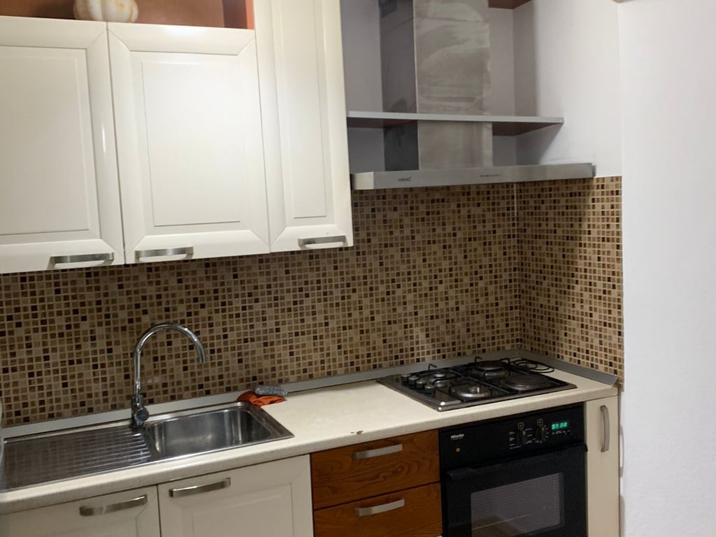 Affittasi appartamento 3+1, Xhamllik presso Piazza Shtraus 500 euro