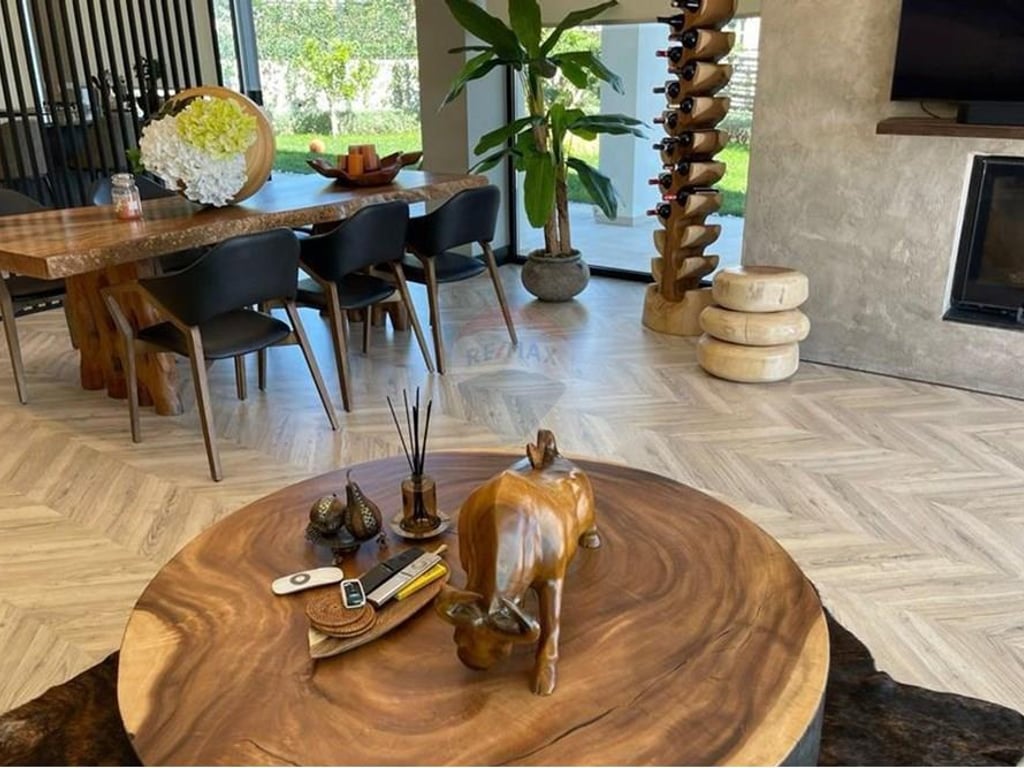 LUXURIOUS VILLA IN FARKA, WITH A VIEW OF THE LAKE