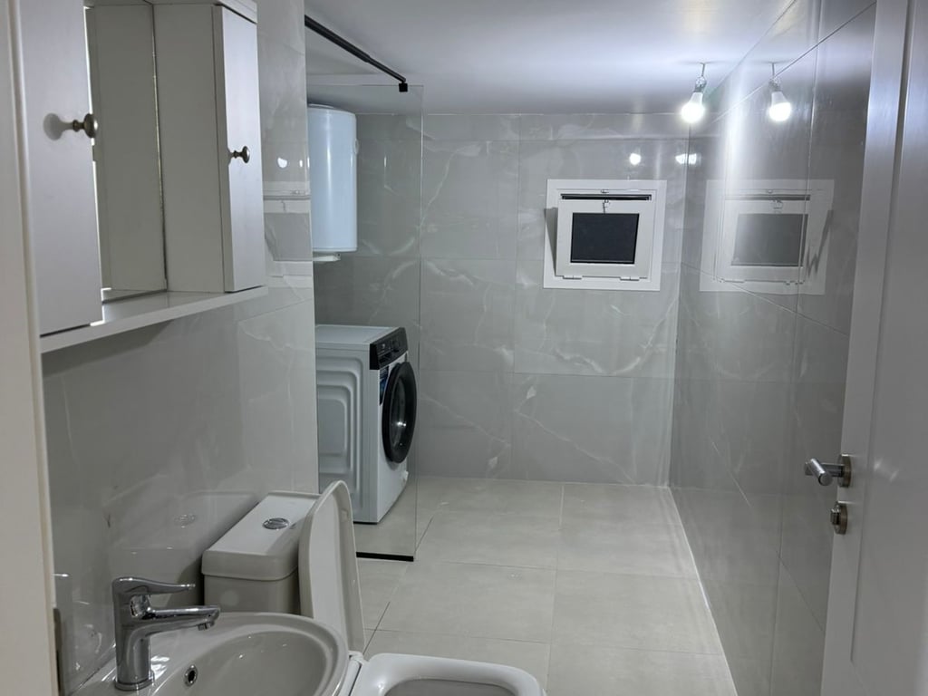 Jepet me qera Apartamenti 1+1, Rruga Siri Kodra prane Kompleksit Kontakt Cmimi: 400 Mije leke