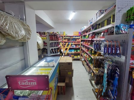 JEPET MARKET 180 M2 ME QERA NE YZBERISHT 1.500 EURO