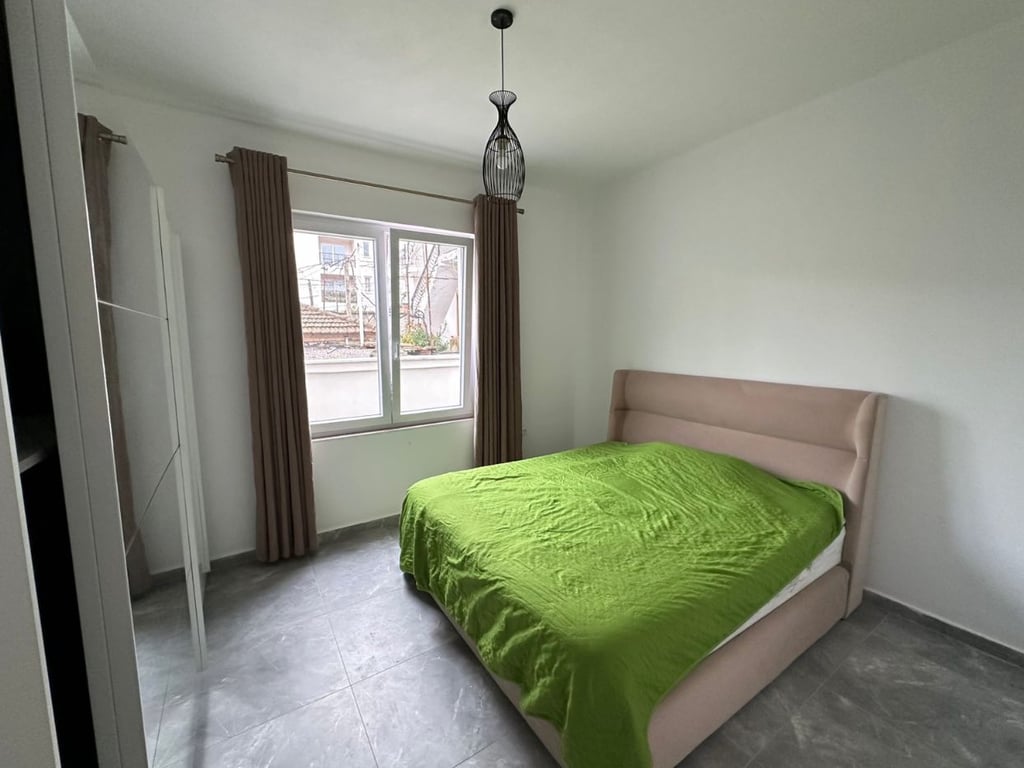 VENDITA VILLA • Buona posizione strategica molto vicino alla scuola Eftali Koci e alla nuova strada a Currila.