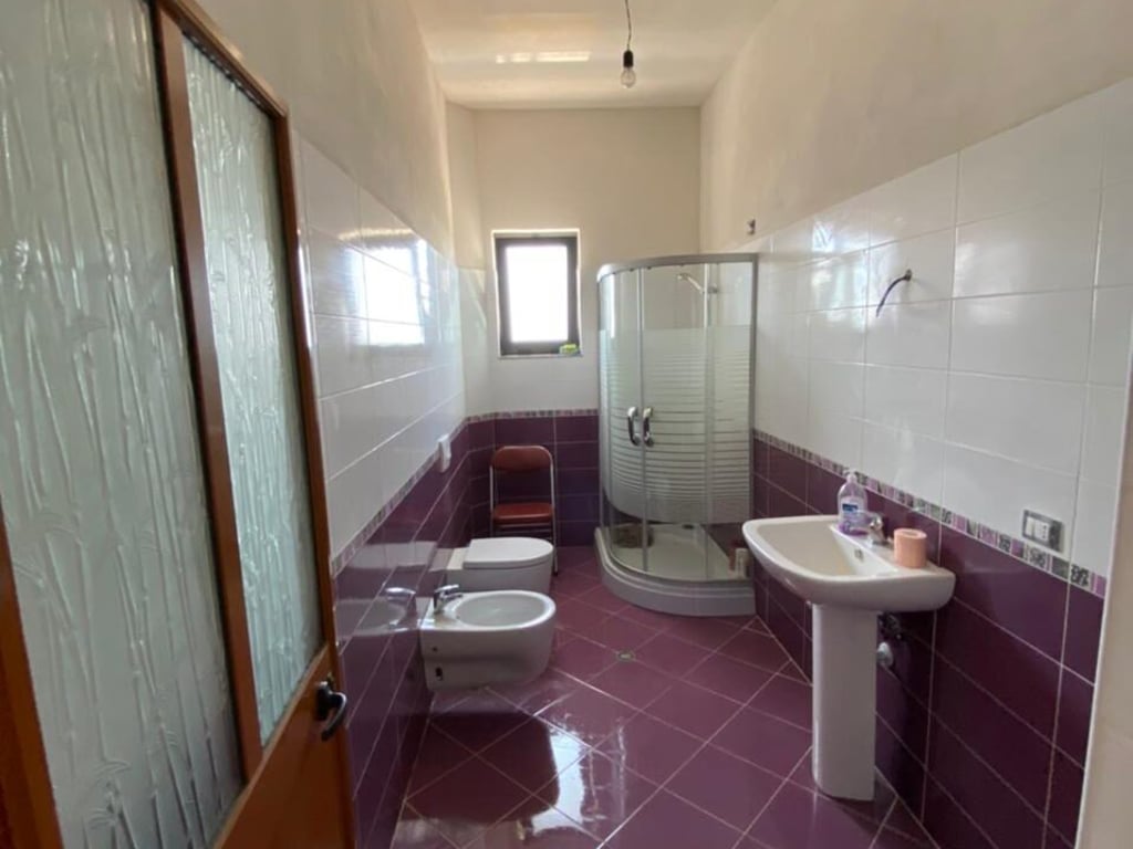 😍🏤A 4-story building is for sale by the road near "Supermarket Myftiu 2", a few meters from the main boulevard "Indrit Cara", Kavajë.