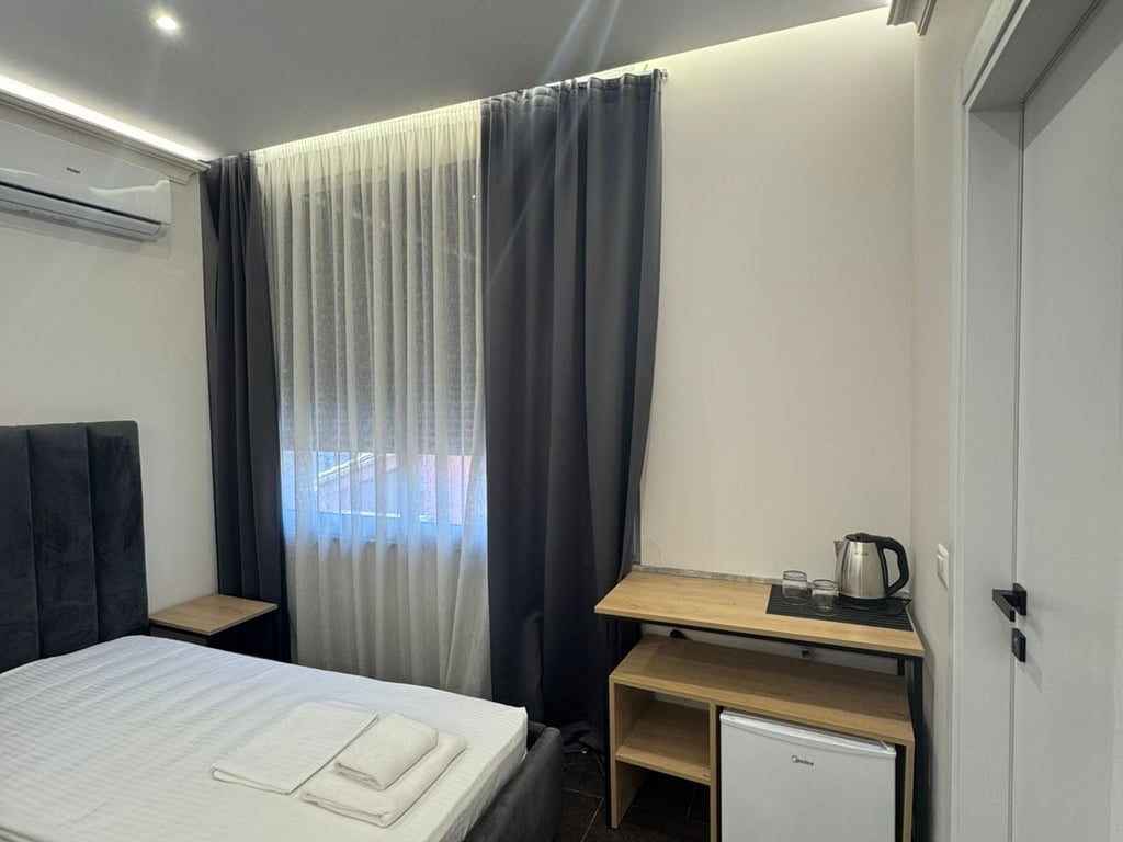 Jepet me qera Garsoniere , rruga Ferit Xhajko prane Dispancerise 350 mije leke