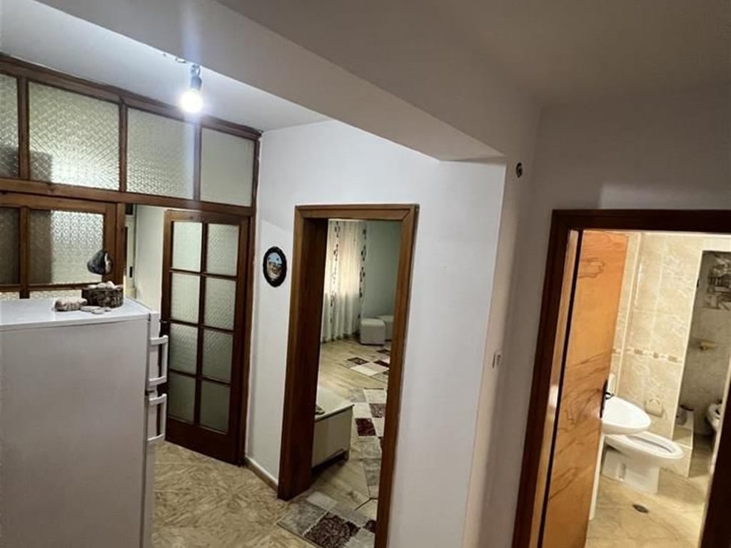 🏡 Apartament 1+1 për shitje te Myslym Shyri – Rrugë kryesore
