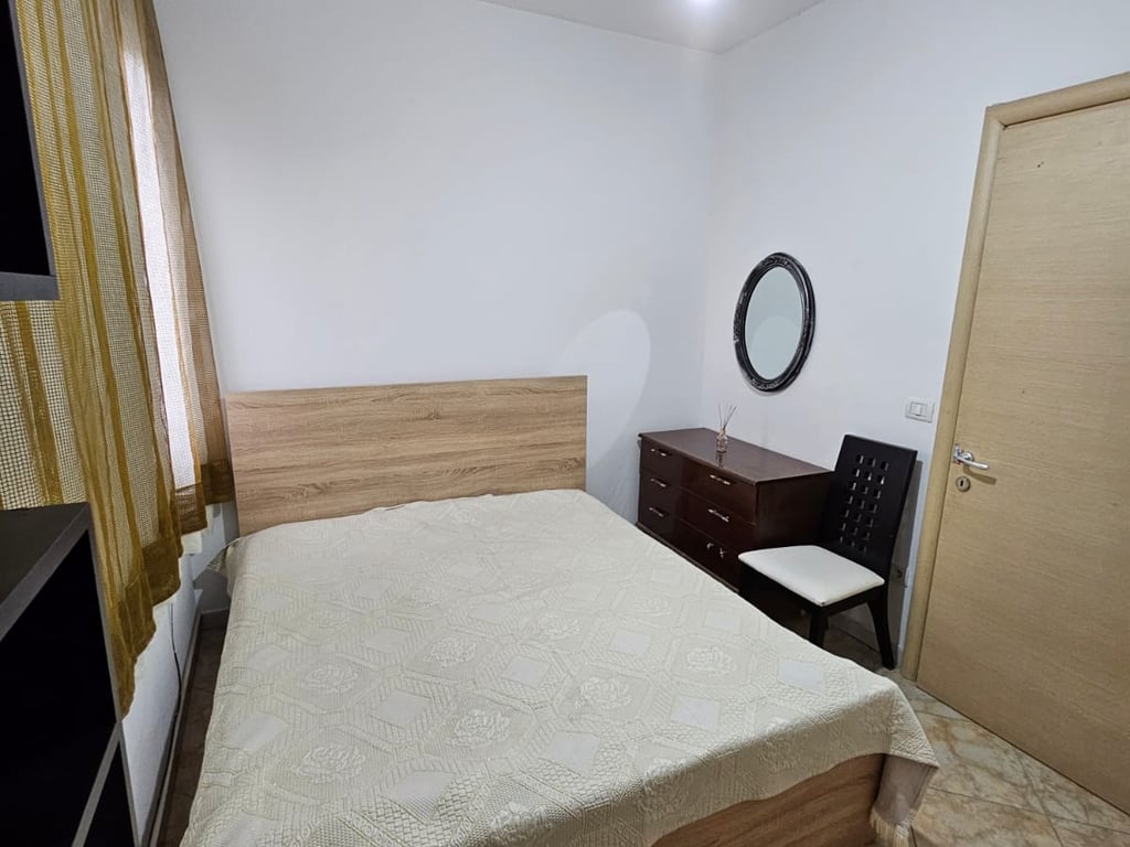 Jepet me qera Apartamenti 1+1 , Selite prane Universitetit Marin Barleti Cmimi: 400 euro