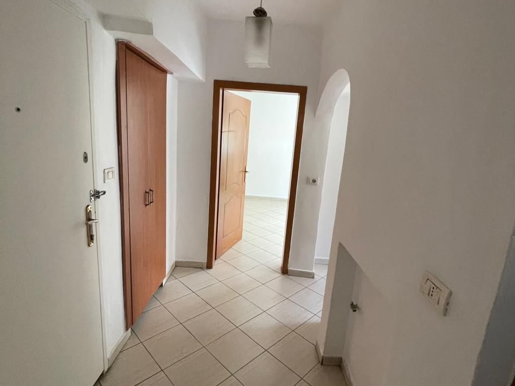 Shitet Apartamenti 1+1 ,Rruga e Dibres prane spitalit amerikan 2, prane credins bank Cmimi: 95.000 euro