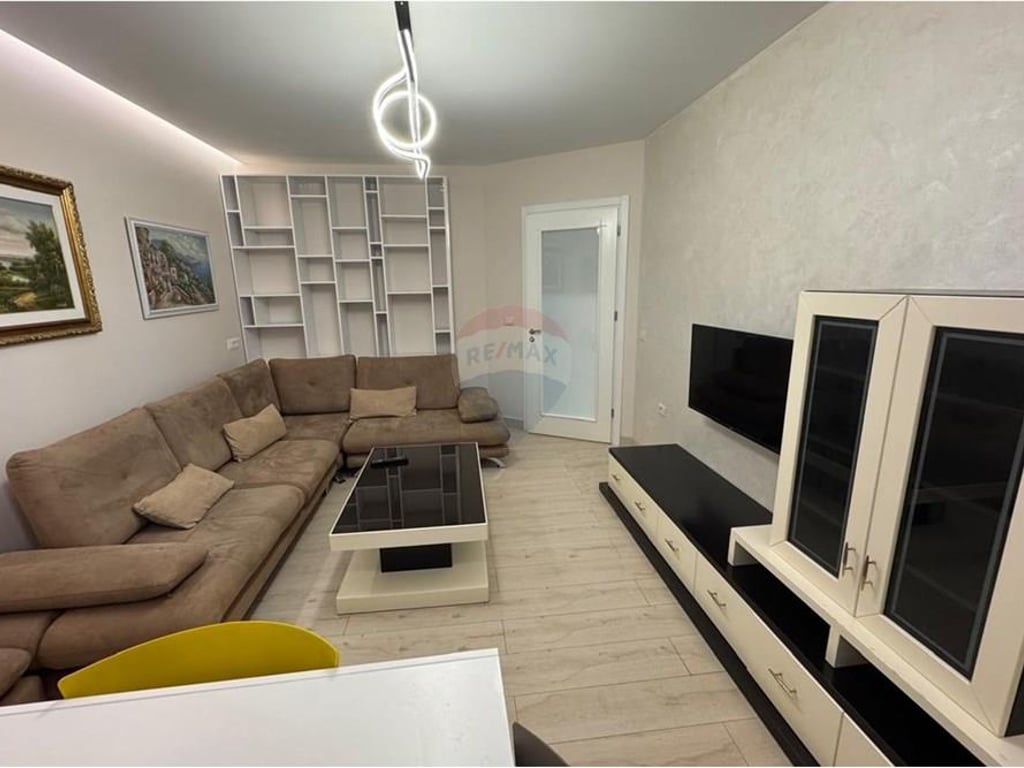 Apartament 2+1 me qira, Komuna e Parisit