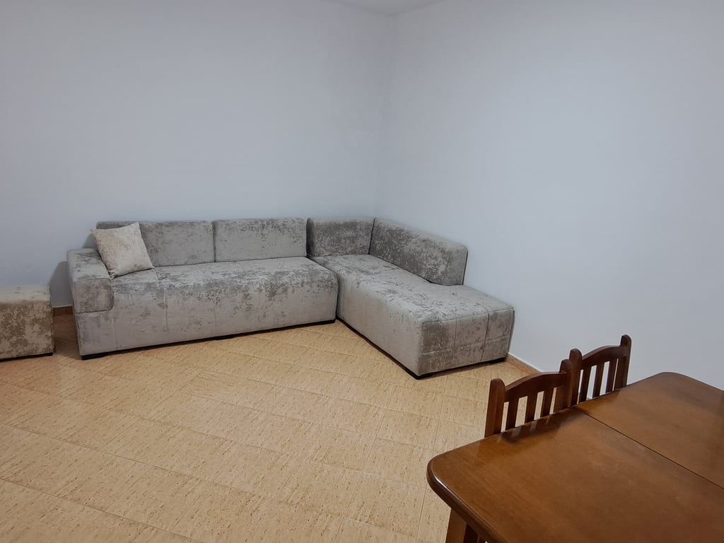 Affittasi appartamento 1+1, via di Dibra di fronte all'ospedale Madre Teresa 450 mila lekë.