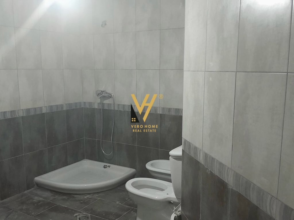 JEPET ZYRE 80 M2 ME QERA NE QENDER 800 EURO