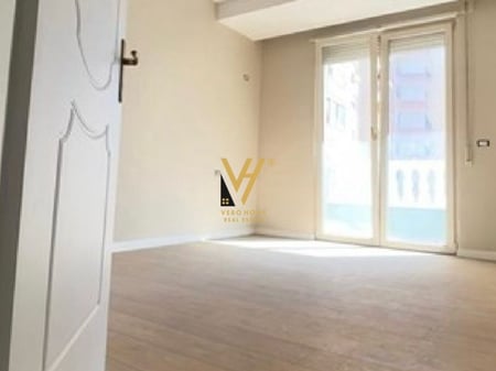 JEPET ZYRE 80 M2 ME QERA NE QENDER 800 EURO