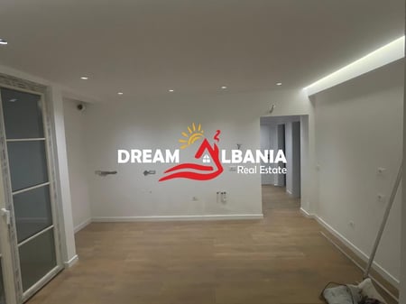 Ambjent per zyra me qera prane Shkolles se Baletit Tirane (ID 42611222).
