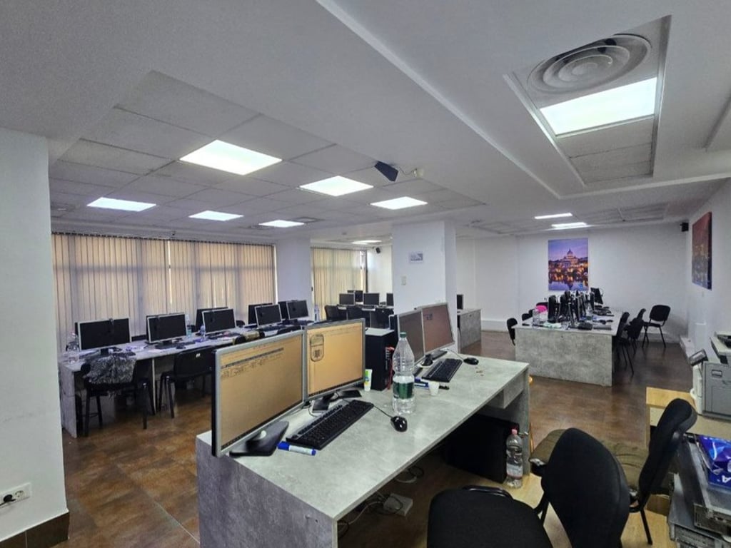 ✨ Ambient për Zyra Open Space për Qira në Qendër të Tiranës – 230 m²