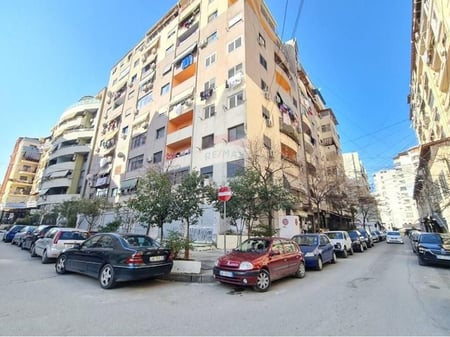 A shop is for sale at the Paris Commune.
