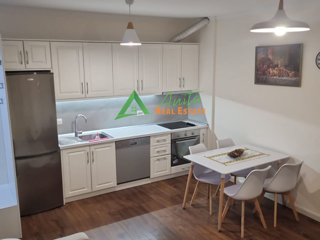 Komuna e Parisit ofrojme per qira apartament 1+1