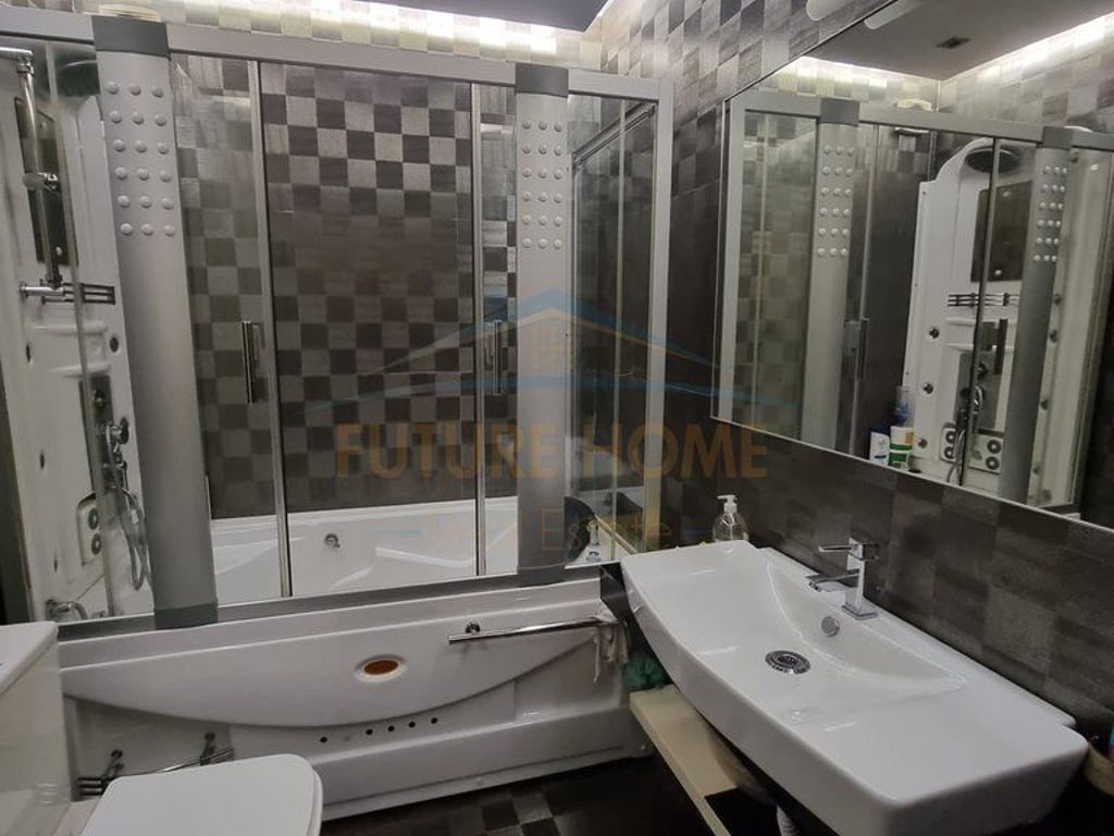 Shitet apartament 2+1+2+post parkimi Selvia