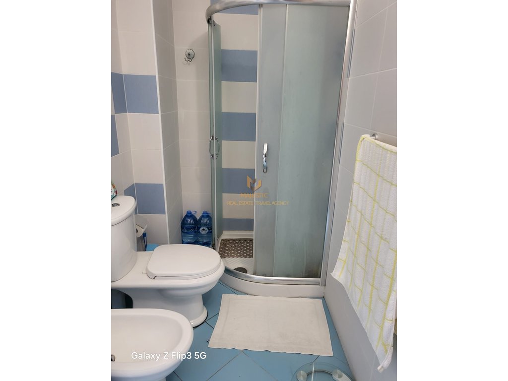 Vendesi monolocale sul lungomare con vista mare.