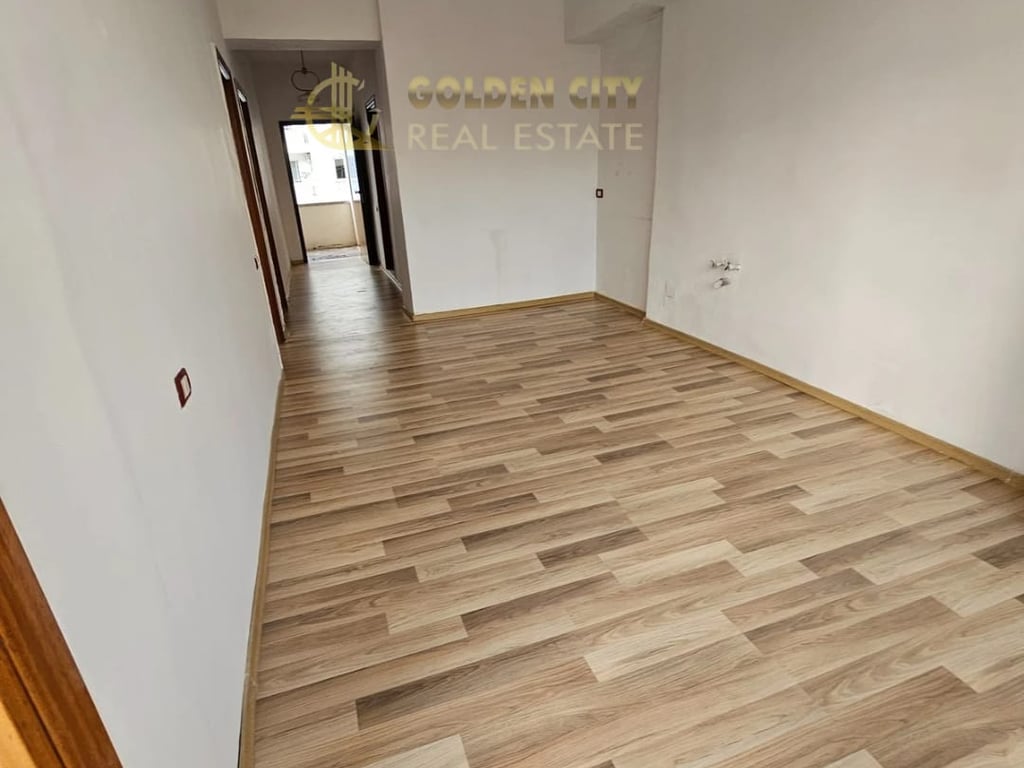 Shitet Apartament 2+1 te stacioni trenit