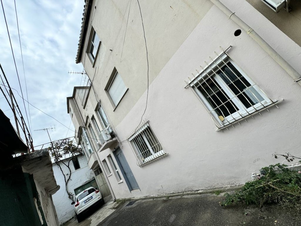 Affittasi casa a tre piani a Brryli, dietro la Votres.