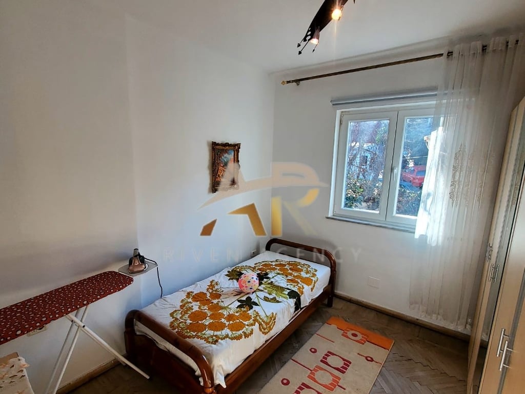 Jepet me qera apartament 2+1 tek Medreseja
