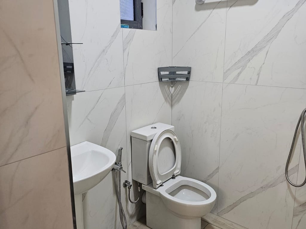 Jepet me qera Shtepia 1+1+post Parkimi , Laprake prane KMY  Cmimi: 450 euro E lire ne daten 15 Prill 