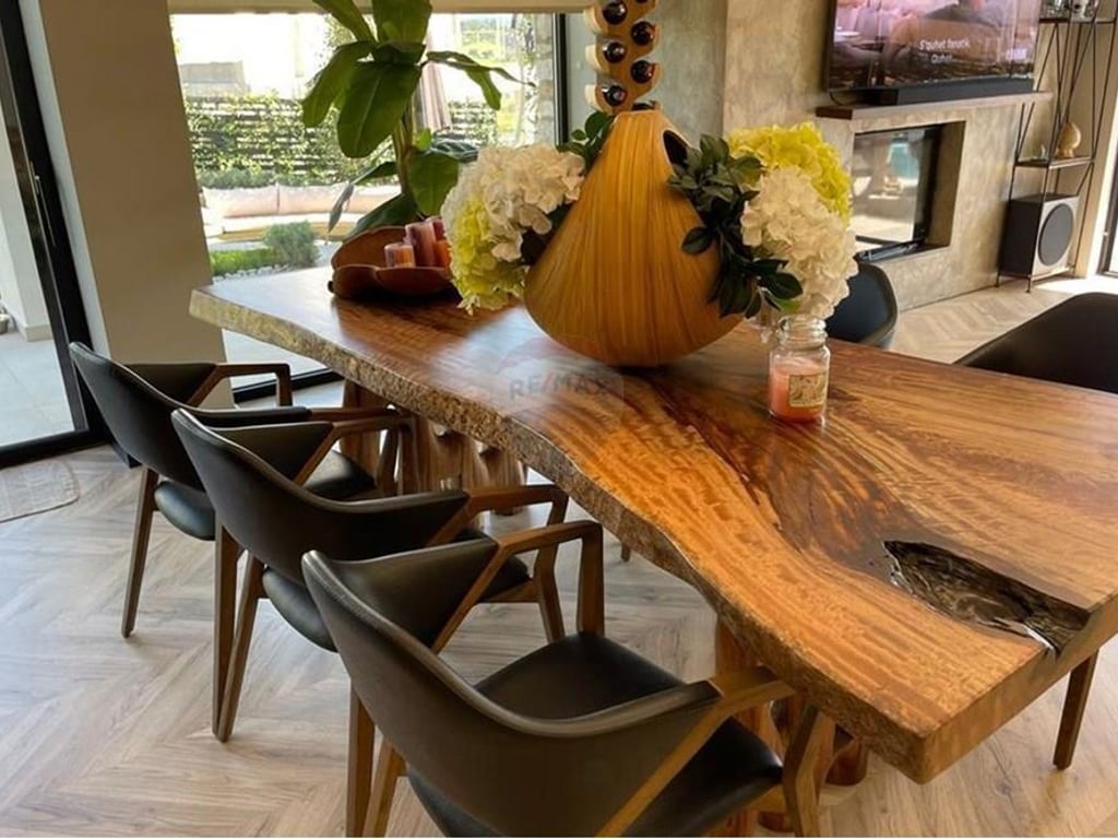 VILË LUKSOZE NË FARKË, ME PAMJE NGA LIQENI