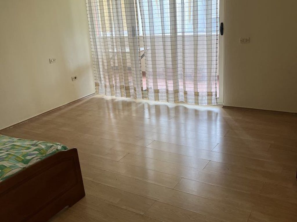 Apartament 1+1 per qira afer Pazarit te Ri, Rruga Hoxha Tahsim