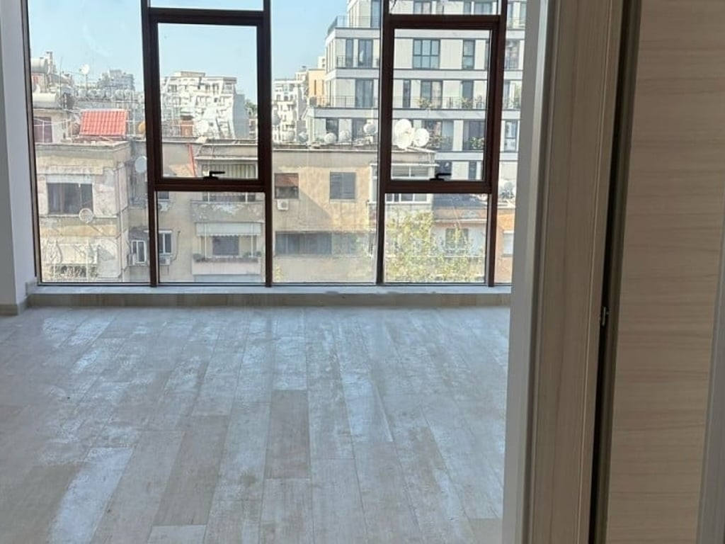 In Via Kavajë si affitta l'intero quinto piano di un nuovo palazzo a 2400 €.