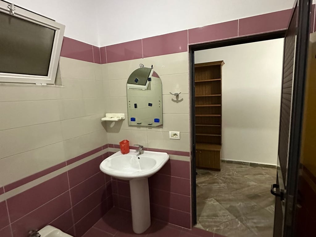 Tirane, jap me qera Vile 2+1+Aneks Kati 0, 200 m² 400 € (Pavllo Pavli)