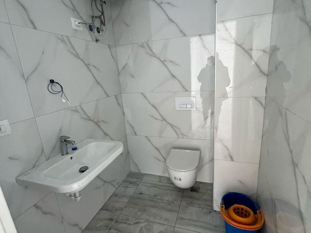 Offriamo un ampio e luminoso ambiente commerciale in affitto in uno dei quartieri più promettenti di Tirana, vicino al Bulevardit të Ri. Con una superficie lorda di 177 m2 (161 m2 netti).