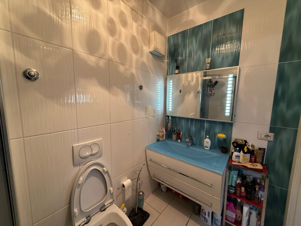 Shitet, Dublex 3+1+3, Ish Stacioni i fundit i Tiranes se Re, 2000 Euro/m²