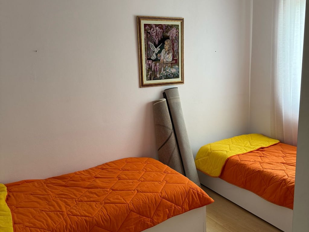 Jepet me qera Apartamenti 2+1 Rruga 5 maj , prapa concord center prane big market  Cmimi: 450mije leke