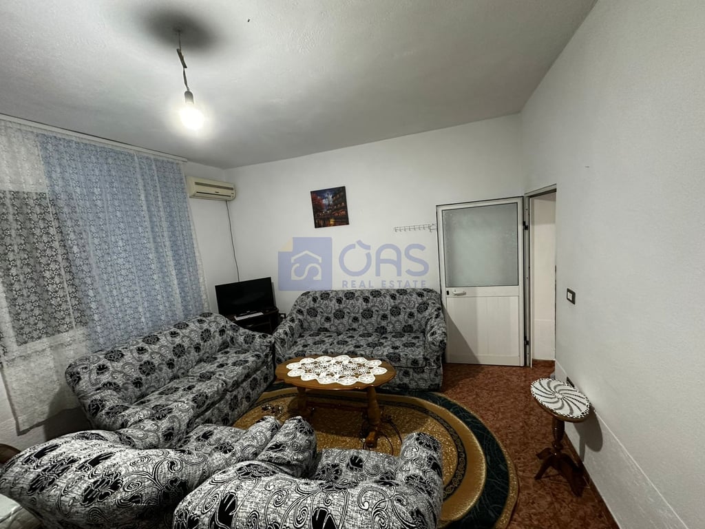 A 2+1 apartment is for rent on Bulevardi Ri for 400 euros.