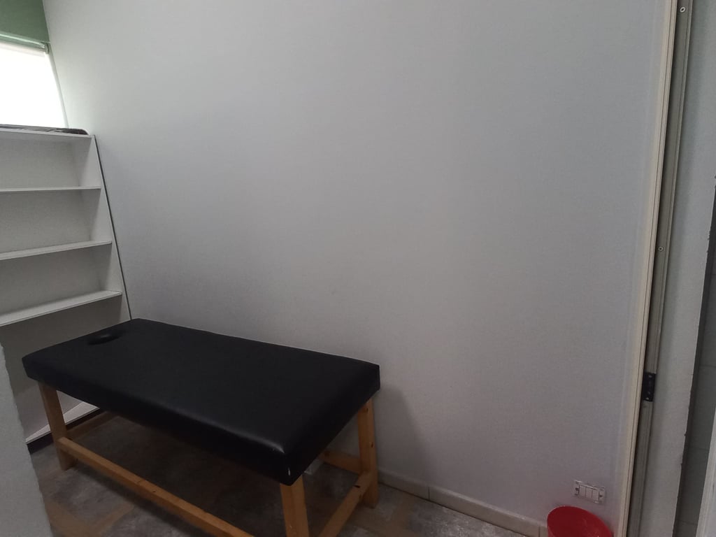 Ambient me Qira te Rruga e Kavajës, afër Pallatit me Shigjeta