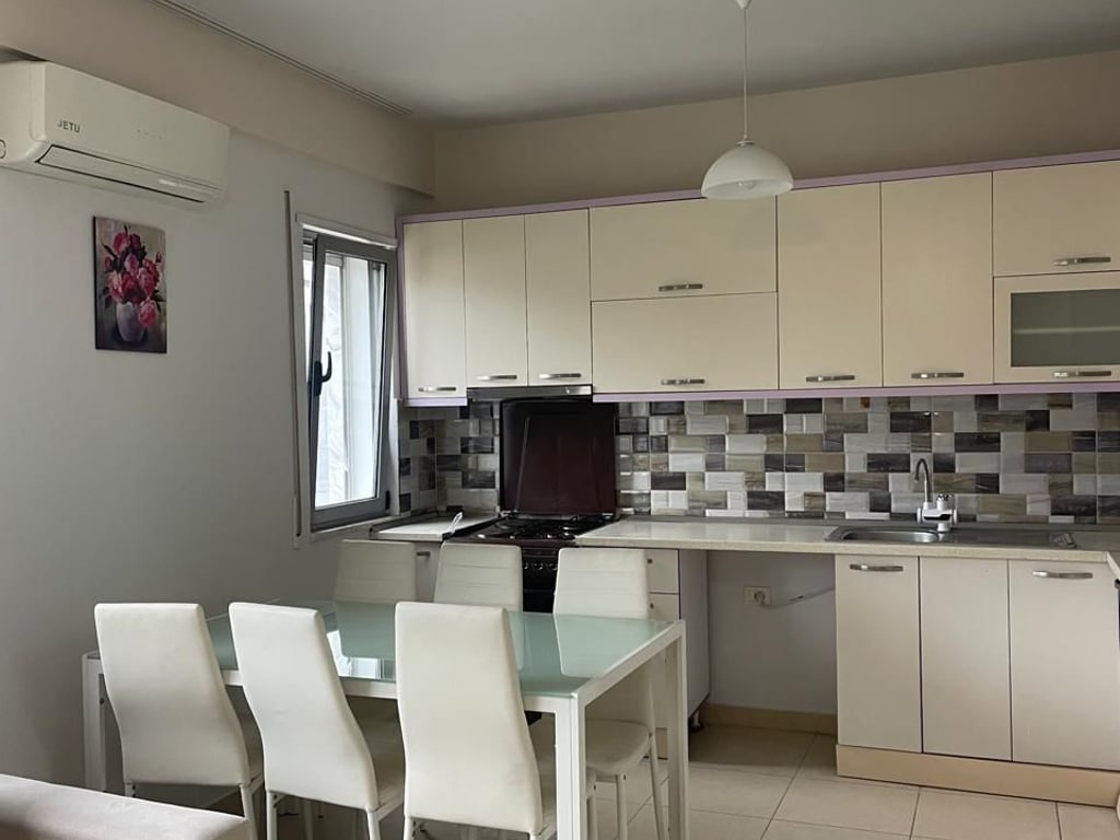 Jepet me qera apartament 2+1 ne 5 Maj 500 euro