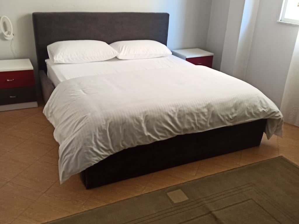 Affittasi casa privata 2+1 con ingresso indipendente. Indirizzo: Via di Dibra, vicino alla Scuola Unita. PREZZO: 450 Euro.