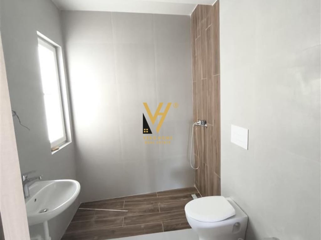 JEPET ZYRE 66 M2 ME QERA TEK RIVER REZIDENCE, UNAZA E RE 550 EURO