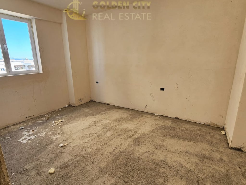 Shitet super apartament 1+1. spitall