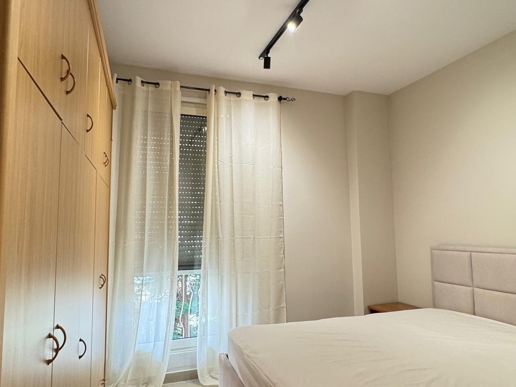 Jepet me qera 2+1+2 te Liqeni i Thate