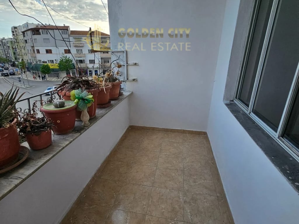 Shitet Apartament 2+1 te stacioni trenit