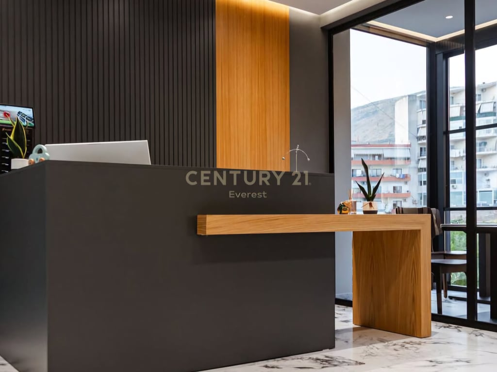 HOTEL PËR SHITJE NË QENDËR TË SARANDËS | HOTEL FOR SALE IN THE CENTER OF SARANDA