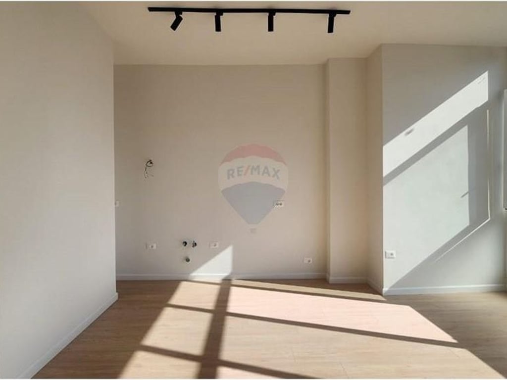 QIRA Apartament 1+1 tek Stacioni i Trenit!