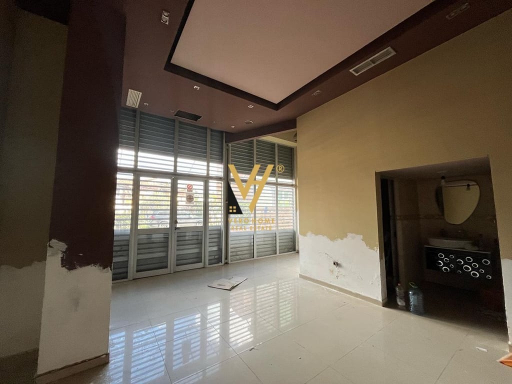 SHOP FOR RENT 100 M2 ON DURRES STREET 80,000 LEK